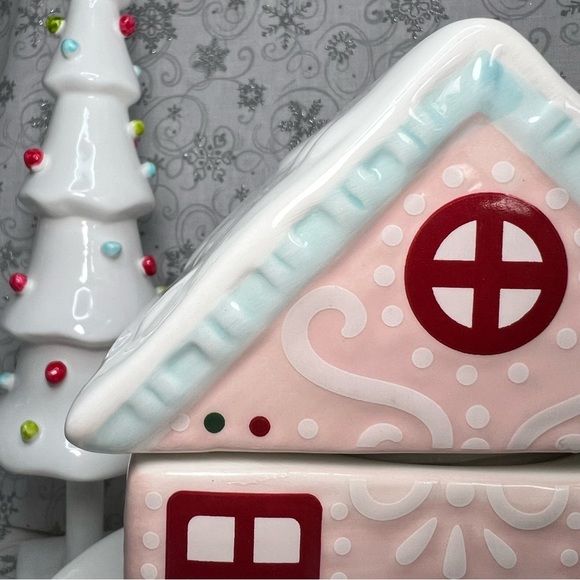 Sand And Fog Pastel Pink Gingerbread Home Ceramic Home Crushed Candy Cane Candle - Picture 9 of 12